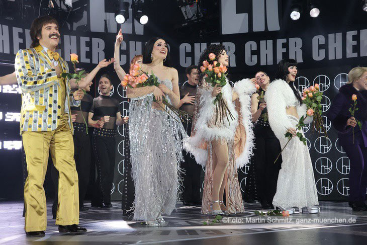 Am Ende gabs Blumen f&uuml;r "Star Cher" Sophie Berner und ihre beiden Co-Chers Hannah Leser (als "Lady Cher", li.) und Pamina Lenn (als "Baby Cher, re.) - hier mit Jan Rogler (Sony Bono,li.) bei der Premiere von Die Cher Show - das Musical vom 24.02. - 08.03.2026 im Deutschen Theater (&copy;Foto: Martin Schmitz)